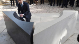 Prezydent RP Andrzej Duda składa kwiaty na grobie Icchaka Rabina w Jerozolimie. Fot. PAP/R. Pietruszka