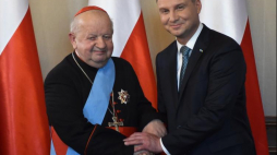 Prezydent Andrzej Duda wręczył Order Orła Białego kard. Stanisławowi Dziwiszowi (L). Fot. PAP/J. Bednarczyk