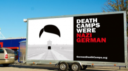 Mobilny billboard „Death Camps Were Nazi German”. Źródło: profil na Facebooku akcji Fundacji Tradycji Miast i Wsi “German Death Camps” 
