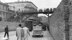 Most nad ul. Chłodną łączący dwie części getta. 1942 r. Źródło: Wikimedia Commons/Bundesarchiv