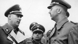 Heinrich Himmler (z prawej) w rozmowie z dowódcą SS i policji dystryktu lubelskiego Otto Globocnikiem. Źródło: NAC