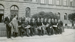 Stanisław Hueckel w grupie absolwentów Politechniki Lwowskiej (szósty z prawej), 1935 r. Fot. ze zbiorów rodziny Hueckel