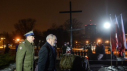 Obchody 154. rocznicy wybuchu powstania styczniowego - minister obrony narodowej Antoni Macierewicz przed Krzyżem i Głazem Pamięci Romualda Traugutta w Warszawie. Fot. PAP/J. Kamiński 