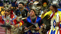 Rdzenni mieszkańcy Ameryki na Mistrzostwach Świata w Lekkoatletyce. Edmonton 2001. Fot. EPA/A. Niedringhaus