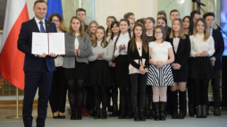 Prezydent Andrzej Duda (L) podpisał ustawę ws. ulg na przejazdy dla uczniów polskich szkół za granicą. Fot. PAP/J. Turczyk