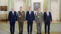 Prezydent Andrzej Duda (C), dowódca operacyjny RSZ gen. Sławomir Wojciechowski (2L), dowódca Wojsk Obrony Terytorialnej gen. Wiesław Kukuła (2P), minister obrony narodowej Antoni Macierewicz (L) i szef BBN Paweł Soloch (P). Fot. PAP/J. Turczyk
