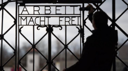 Brama byłego niemieckiego obozu koncentracyjnego Dachau. Fot. PAP/EPA
