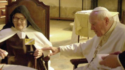 Ojciec Święty Jan Paweł II podczas spotkania z siostrą Łucią dos Santos w Fatimie 13 maja 200 roku. Fot. PAP/EPA