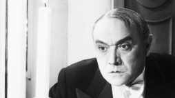 Stefan Jaracz jako sufler Konstanty Kurczek w jednej ze scen filmu "Jego wielka miłość". 1936 r. Fot. NAC