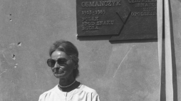 Jolanta Klimowicz-Osmańczyk podczas uroczystości odsłonięcia na placu Zamkowym tablicy upamiętniającej jej męża Edmunda Jana Osmańczyka. 1993 r. Fot. PAP/A. Urbanek
