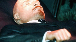 Zdjęcie archiwalne zmumifikowanego ciała Włodzimierza Lenina. Fot. PAP/EPA