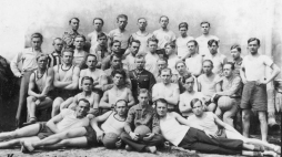 Fotografia grupowa uczestników kursu przodowników gier sportowych we Lwowie. 1933 r. Fot. NAC