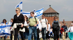 Marsz Żywych na terenie byłego niemieckiego obozu Auschwitz. Fot. PAP/G. Momot 