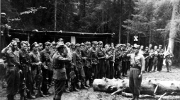 Apel w obozie oddziału ochrony sztabu mjra Józefa Kurasia „Ognia” (zaznaczony „×”). Gorce, lato 1946 r. Źródło: IPN