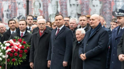 Prezydent RP Andrzej Duda (4P), były więzień Zenon Wechman (3P) i burmistrz Rawicza Grzegorz Kubik (5P) uczestniczą w uroczystościach upamiętniających Żołnierzy Wyklętych w Rawiczu. Fot. PAP/M. Kulczyński 