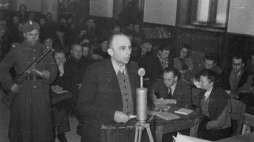 Proces dowództwa organizacji Wolność i Niezawisłość. 4 stycznia-3 lutego 1947 r. Nz. zeznaje oskarżony płk Jan Rzepecki. Fot. PAP/J. Baranowski