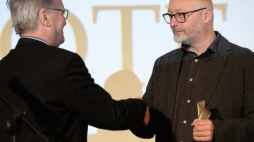 Reżyser Wojciech Smarzowski (P) i prezes SFP Jacek Bromski podczas uroczystej gali wręczenia nagród Złote Taśmy. Fot. PAP/J. Turczyk 