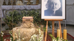 Uroczystości pogrzebowe Danuty Szaflarskiej - urna z prochami zmarłej, wystawiona przed mszą świętą w kościele Niepokalanego Poczęcia NMP. Fot. PAP/P. Supernak 