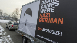 Billboard mający przypominać historyczną prawdę o niemieckich obozach zagłady. Fot. PAP/A. Koźmiński