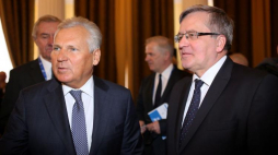 Byli prezydenci Bronisław Komorowski i Aleksander Kwaśniewski podczas konferencji "Polska w Unii Europejskiej - 60 lat Traktatów Rzymskich" w Warszawie. 
