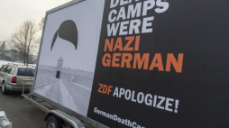 Mobilny, podświetlany billboard z napisem "Death Camps Were Nazi German". Fot. PAP/A. Koźmiński