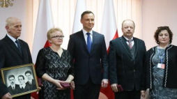 Prezydent Andrzej Duda z bliskimi odznaczonych podczas uroczystości wręczenia odznaczeń rodzinom Żołnierzy Wyklętych. Bieżuń, 20.03.2017. Fot. PAP/P. Supernak 