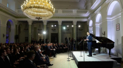Prezydent Andrzej Duda (P) przemawia przed koncertem zorganizowanym z okazji 80. rocznicy śmierci Karola Szymanowskiego w Pałacu Prezydenckim. Fot. PAP/J. Turczyk