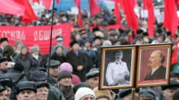 Zwolennicy Komunistycznej Partii podczas pochodu w Kijowie w 89. rocznicę tzw. Wielkiej Socjalistycznej Rewolucji Październikowej 1917 roku. 2006 r. Fot. PAP/EPA