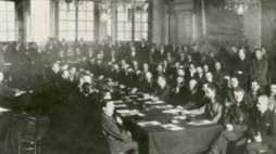 Podpisywanie traktatu preliminarnego miedzy Polską a Rosją w Rydze,12.10.1920 . Fot. CAW
