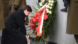 Premier Beata Szydło uczciła pamięć żołnierzy wyklętych, składając wieniec przy Panteonie Żołnierzy Podziemia Niepodległościowego na warszawskim cmentarzu na Powązkach. Fot. PAP/B. Zborowski