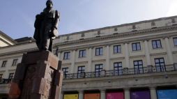Pomnik Wojciecha Bogusławskiego przed gmachem Teatru Narodowego w Warszawie. PAP/T. Gzell 