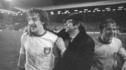 Radość Polaków po rewanżowym meczu FC Liverpool-Widzew Łódź, 1983 r. Fot. PAP/A. Zbraniecki  