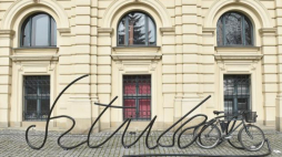 Pierwszy z dziewięciu stojaków rowerowych w Krakowie nawiązujących do stylu pisma Stanisława Wyspiańskiego. Fot. PAP/J. Bednarczyk