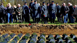 Uczestnicy uroczystości pogrzebowych przy zbiorowej mogile, w której pogrzebano 1768 trumien ze szczątkami niemieckich żołnierzy. Glinna, 06.04.2017. Fot. PAP/M. Bielecki