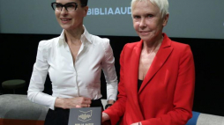 Aktorki Danuta Stenka i Ewa Błaszczyk podczas konferencji prasowej nt. superprodukcji "Biblia Audio" w Narodowym Instytucie Audiowizualnym w Warszawie. Fot. PAP/T. Gzell 