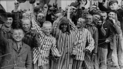 Wyzwoleni przez wojska amerykańskie więźniowie KL Dachau. 29.04.1945. Źródło: Wikimedia Commons/United States Holocaust Memorial Museum