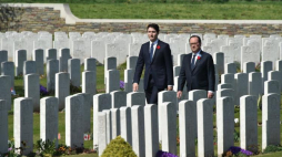 Premier Kanady Justin Trudeau i prezydent Francji Francois Hollande na cmentarzu wojskowym w Vimy. Fot. APP/EPA