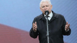 Prezes PiS Jarosław Kaczyński podczas wieczornych uroczystości przed Pałacem Prezydenckim w 7. rocznicę katastrofy smoleńskiej. Fot. PAP/L. Szymański