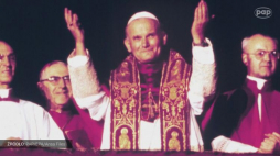 Karol Wojtyła tuż po tym, jak został wybrany na 264. papieża Kościoła katolickiego - Jana Pawła II. 16.10.1978. Źródło: PAP/EPA: 