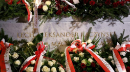 Przykryty kwiatami sarkofag Lecha i Marii Kaczyńskich w krypcie pod Wieżą Srebrnych Dzwonów na Wawelu. 2016 r. Fot. PAP/S. Rozpędzik