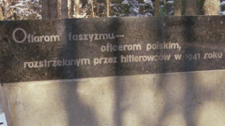 Element kłamstwa katyńskiego - pomnik wystawiony przez władze sowieckie na mogiłach zamordowanych polskich oficerów. Fot. PAP/G. Rogiński