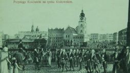 Przysięga Tadeusza Kościuszki na rynku krakowskim. Pocztówka. Kraków 1906.  Źródło: Muzeum Miasta Turku