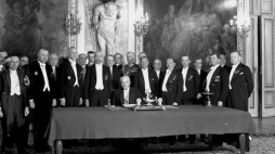 Ceremonia podpisania przez prezydenta RP Ignacego Mościckiego Konstytucji 1935 roku w Sali Rycerskiej na Zamku Królewskim w Warszawie. 23.04.1935. Źródło: NAC