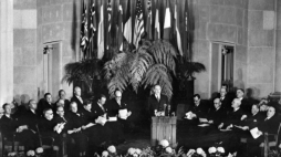 Ceremonia podpisania dokumentów powołujących do życia Pakt Północnoatlantycki NATO w Waszyngtonie 4 Kwietnia 1949 r. Fot. PAP/EPA