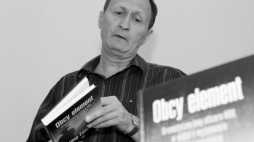 Oleg Zakirov podczas promocji swojej książki "Obcy element". Poznań, 23.06.2010. Fot. PAP/A. Ciereszko