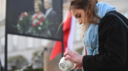 Uroczystości przed Pałacem Prezydenckim w Warszawie; 10 kwietnia br. przypada 7. rocznica katastrofy samolotu prezydenckiego pod Smoleńskiem, w której zginęło 96 osób, w tym prezydent Lech Kaczyński i jego małżonka Maria. PAP/Bartłomiej Zborowski 