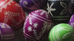 Byczki, kroszonki, jaja malowane woskiem i wyklejane, czyli tradycyjne polskie pisanki. Źródło: Serwis wideo PAP