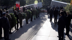 Obchody 7. rocznicy katastrofy smoleńskiej - uroczystości przed pomnikiem Ofiar Katastrofy Smoleńskiej na Cmentarzu Wojskowym na Powązkach. Fot. PAP/T. Gzell