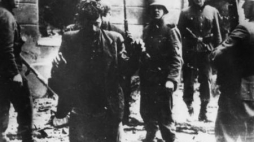 Powstańcy żydowscy pod strażą Niemców podczas powstania w getcie warszawskim. Fot. NAC