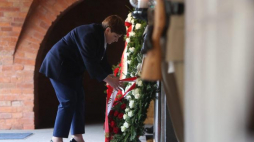 Premier Beata Szydło złożyła kwiaty w Epitafium Muzeum Katyńskiego w czasie warszawskich obchodów 76. rocznicy Zbrodni Katyńskiej. Fot. PAP/L. Szymański